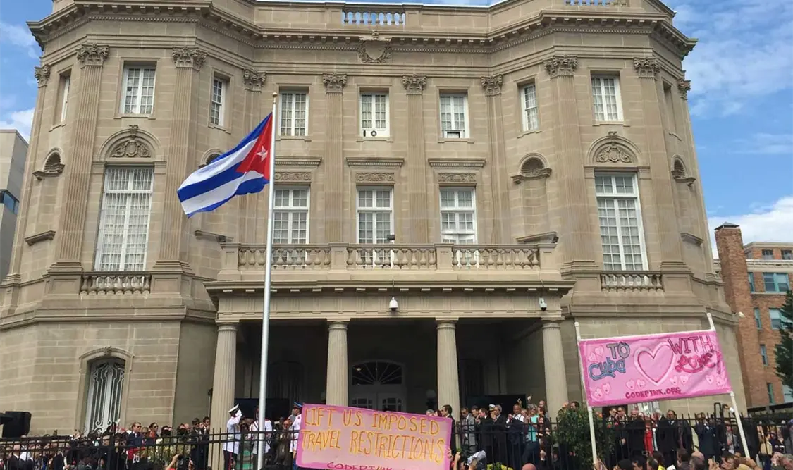 Ambiente festivo en reapertura de embajada