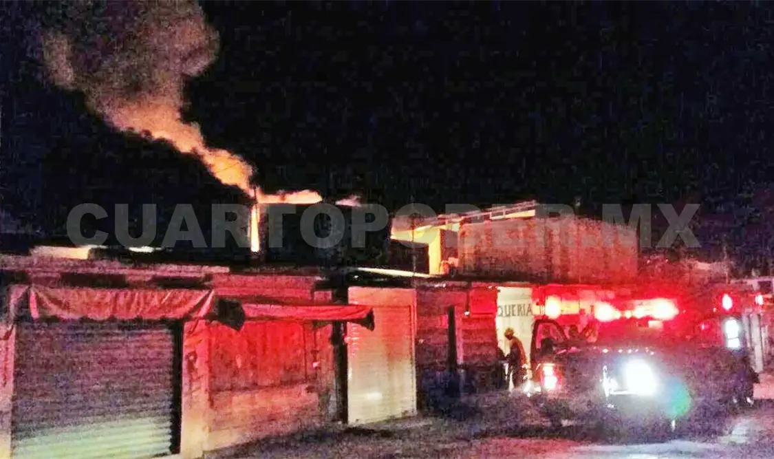 Incendio consume 9 locales de mercado