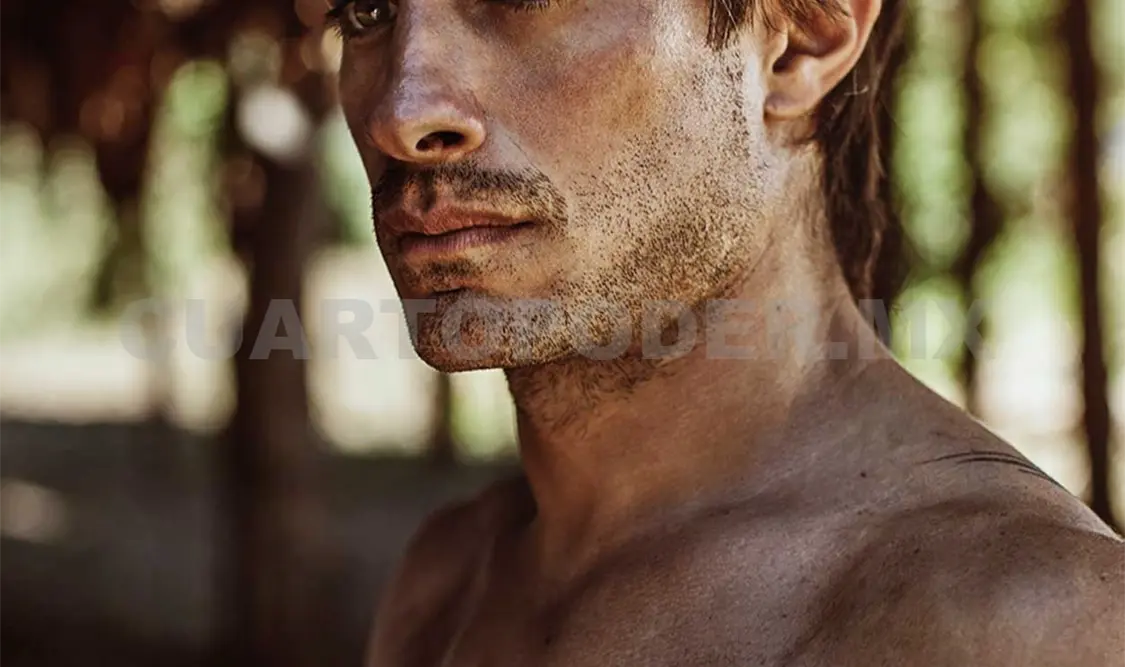 Gael García, semidesnudo en la jungla