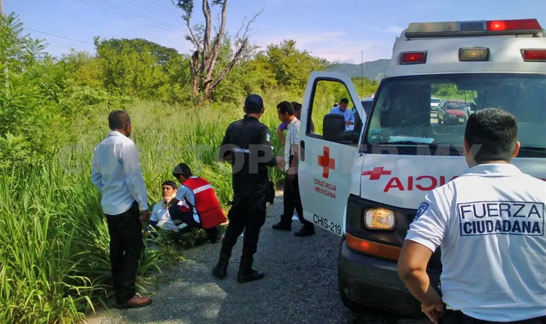 Motociclista derrapa y sale del camino; sobrevive