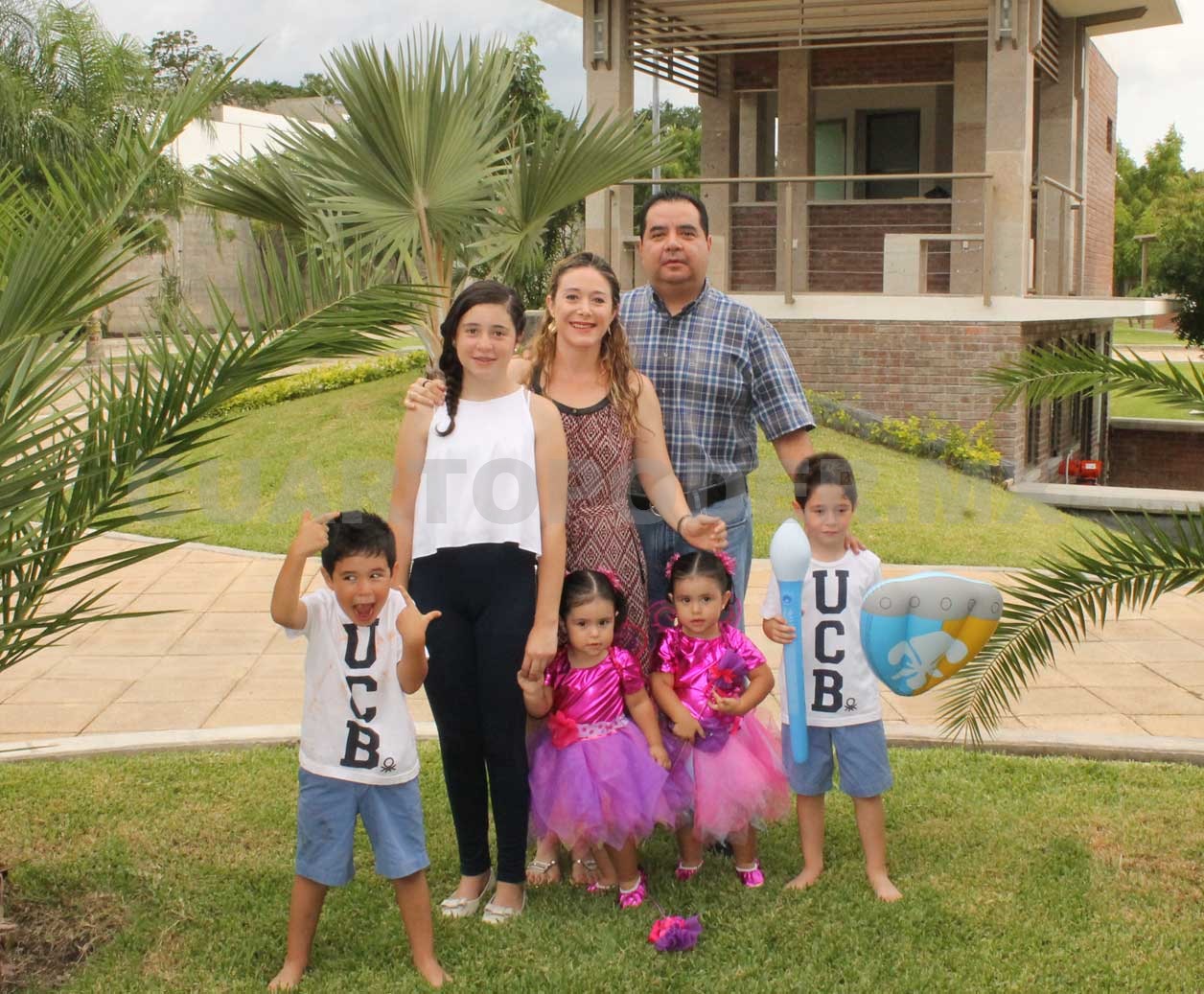 Festejan 2 años de gemelitas