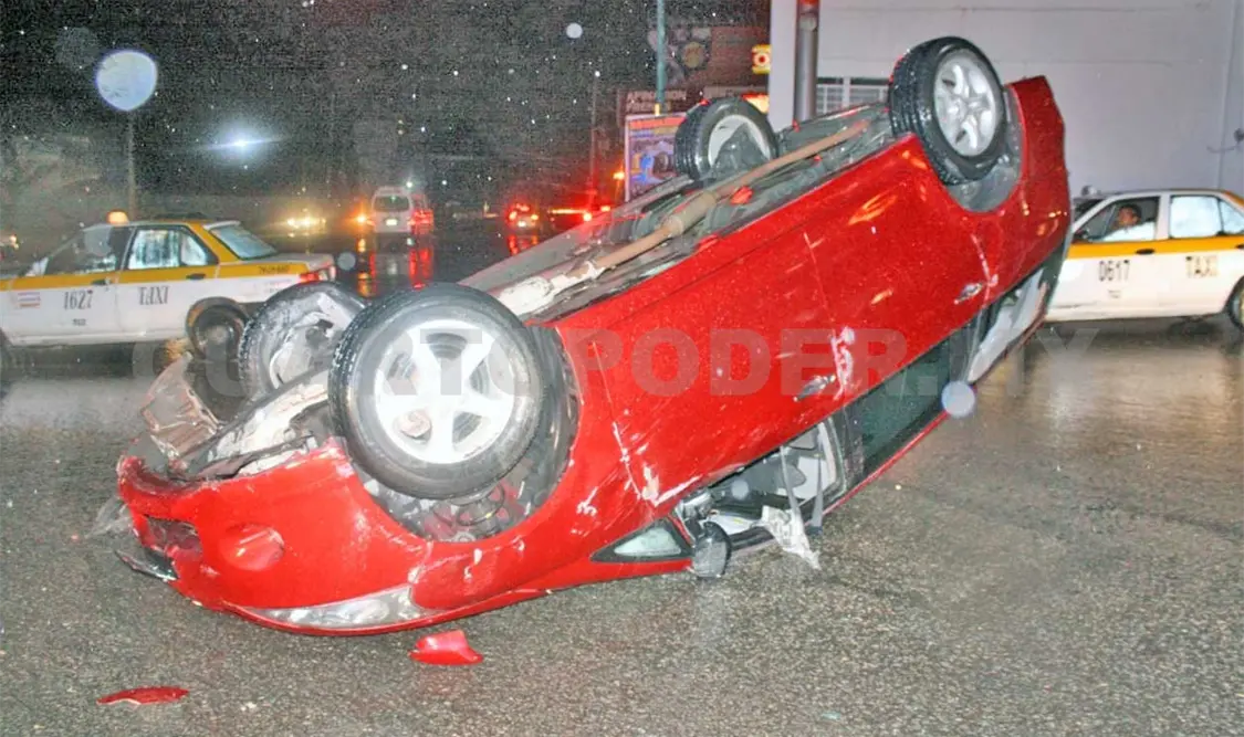 Vuelca lujosa camioneta