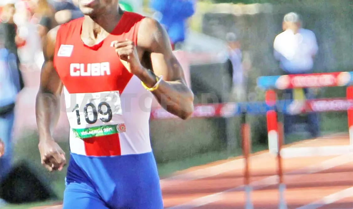Andy González deja trono en 800 metros