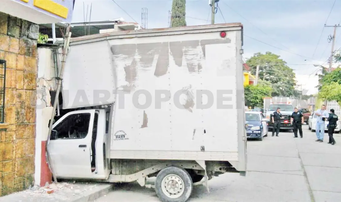 Camioneta entra a casa