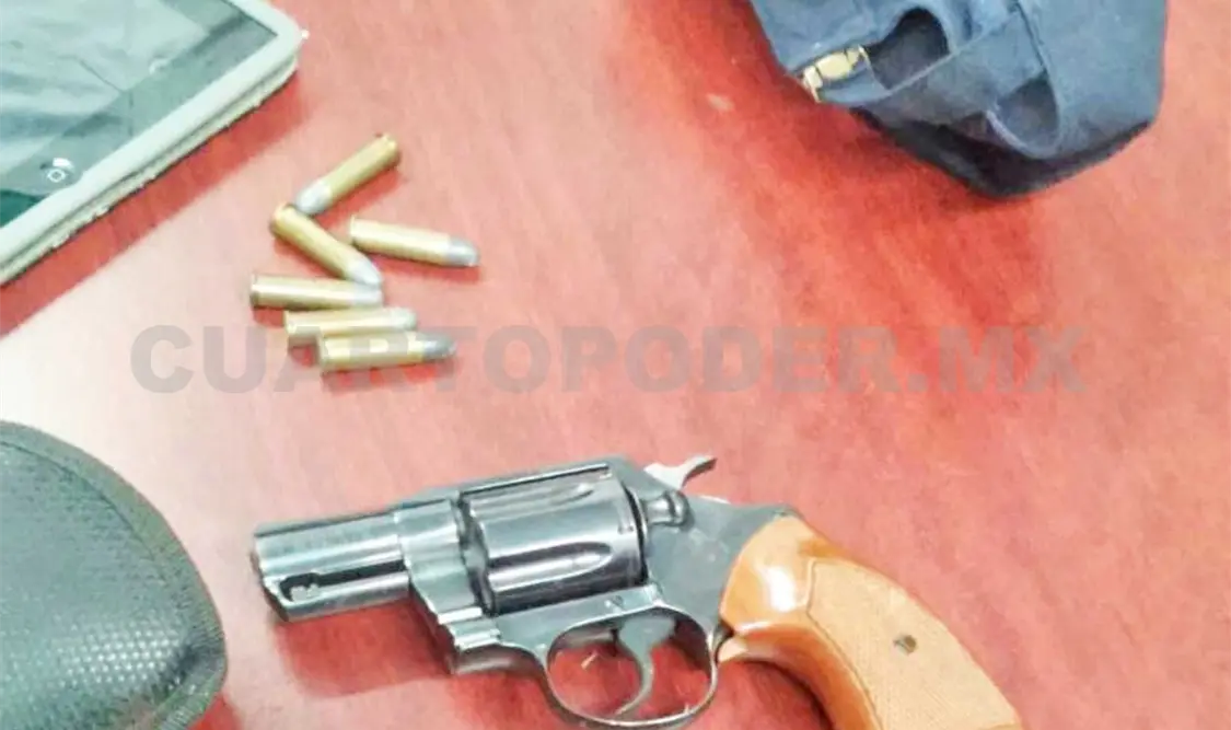 Acechador abandona revólver frente al diario Cuarto Poder