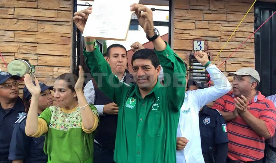 Marco Cancino recibe constancia de mayoría