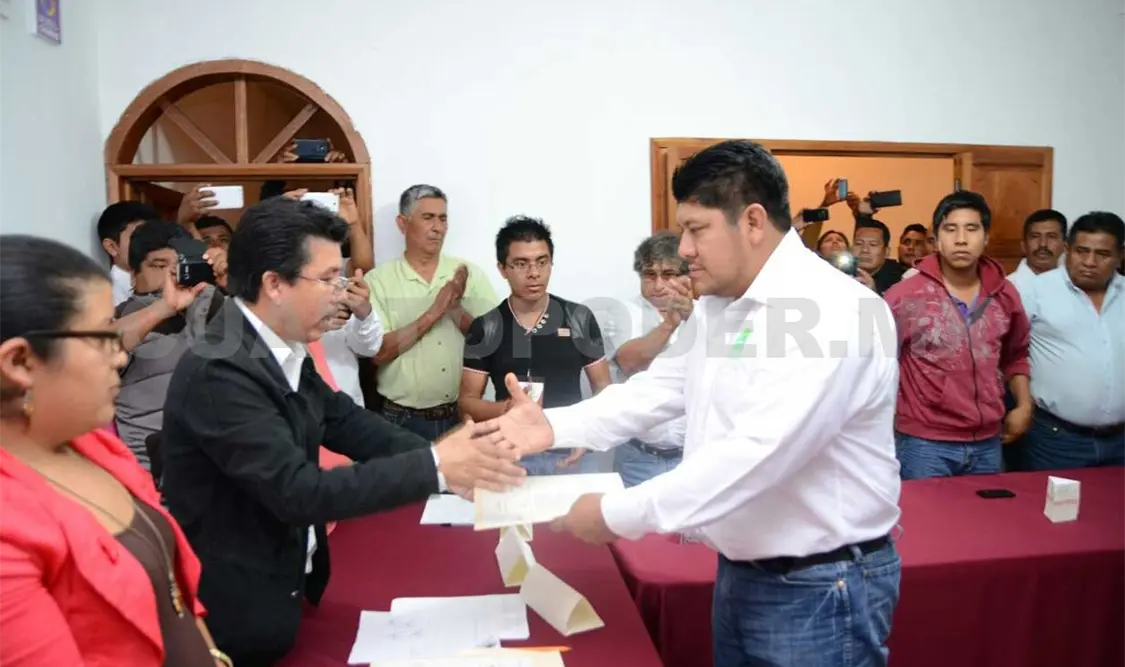 Entregan constancia a alcalde de Margaritas
