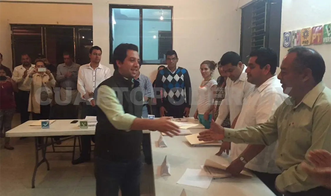 Diputado local recibe constancia de mayoría
