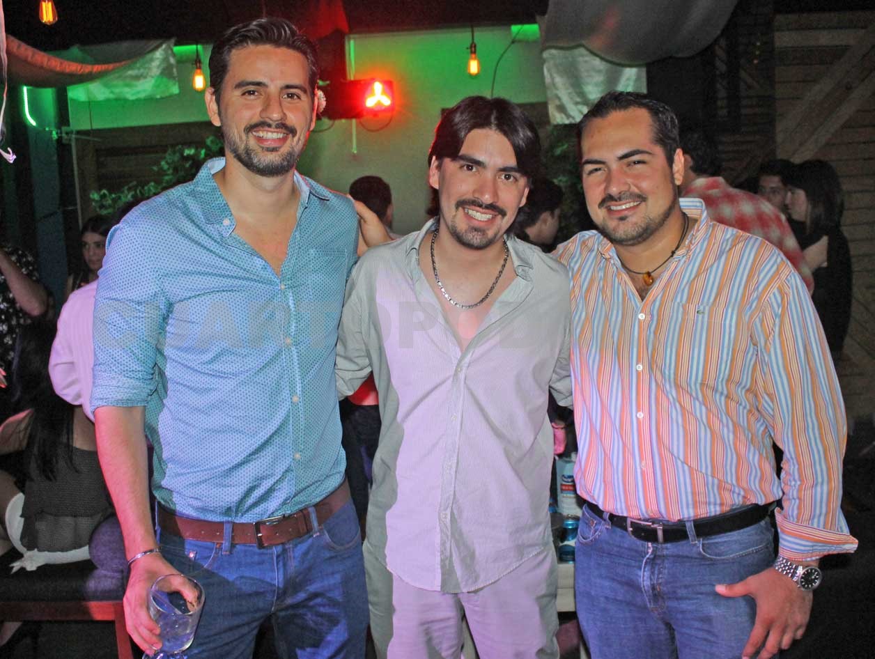 Luis Ángel celebra rodeado de amigos