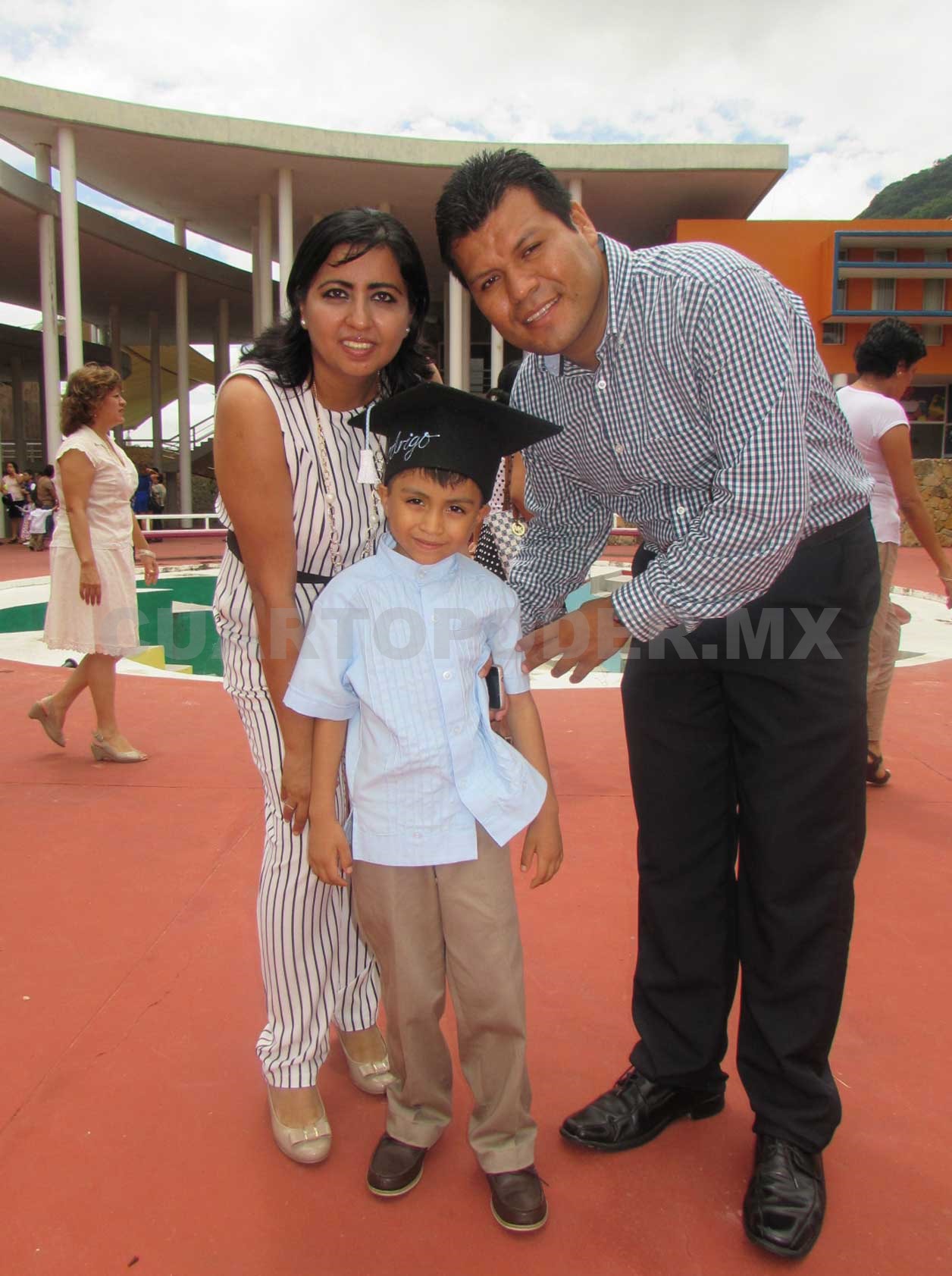 Pequeños dicen hasta luego