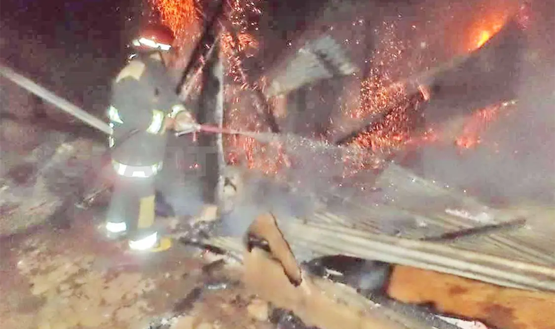 Fuego consume vivienda