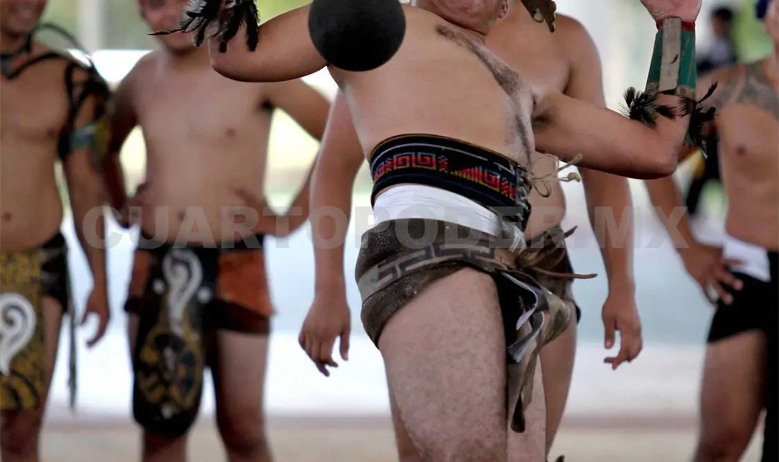 Los gladiadores mayas conocen la sacralidad de la pelota, sobre la cual no deben de sentarse, topar con manos, pies y cara, de lo contrario pierden puntos para sus equipos.