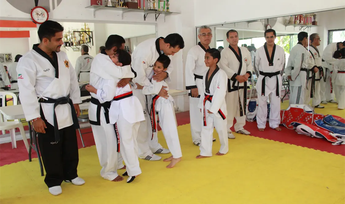 Su entrenador afirmó la gran satisfacción que tuvieron los padres de familia por el ascenso de grado de su hijo. Nein Gómez / CP
