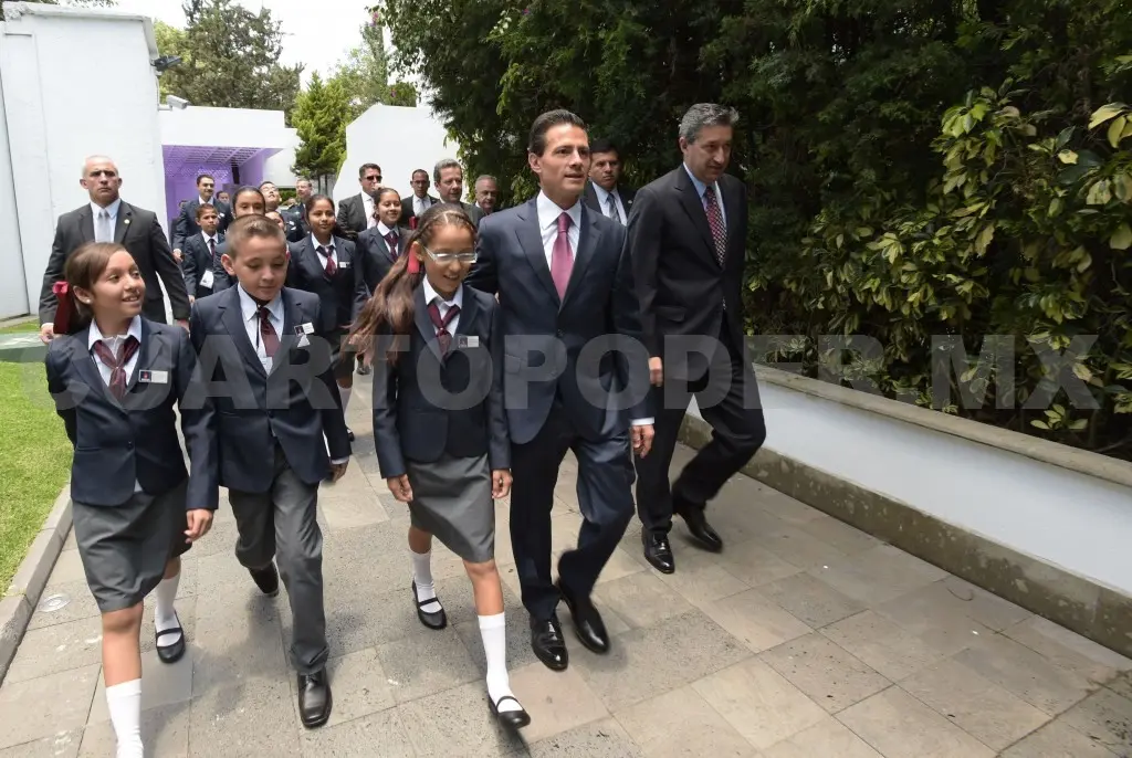 Peña Nieto invitó a los niños a realizar un recorrido por la residencia oficial de Los Pinos y tomarse la fotografía del recuerdo.