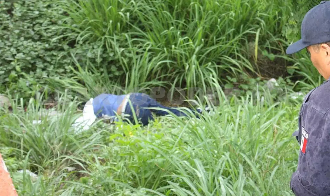 Se desnuca hombre al caer a un barranco