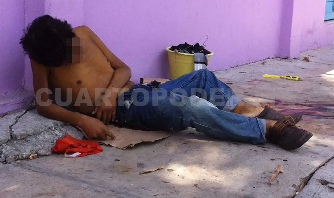 Muerto sobre la acera