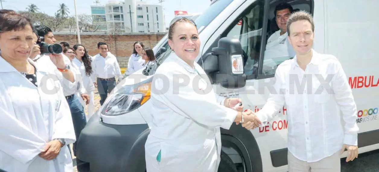 Estrena ISSTECh nuevas y modernas ambulancias