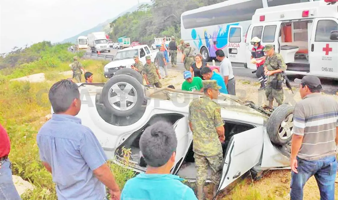 Vuelca Optra en la vía Tuxtla-San Cristóbal