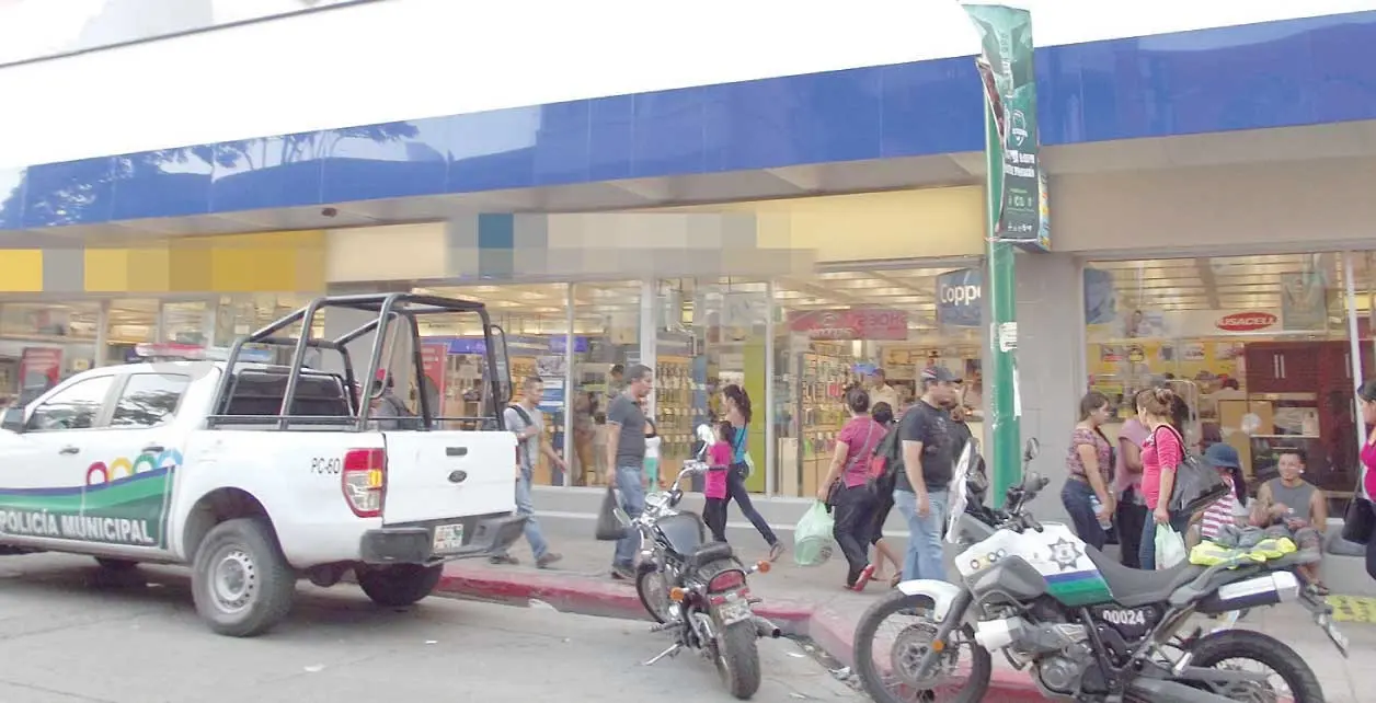 Armados roban 50 mil pesos en tienda