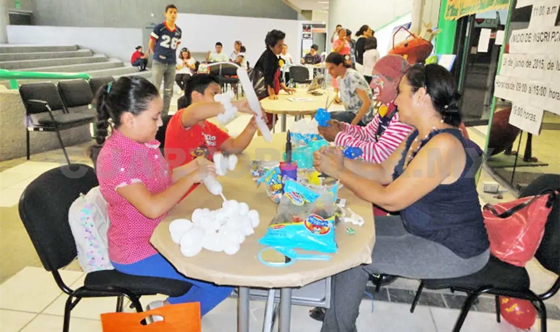 Niños y adultos aprenden en talleres de verano