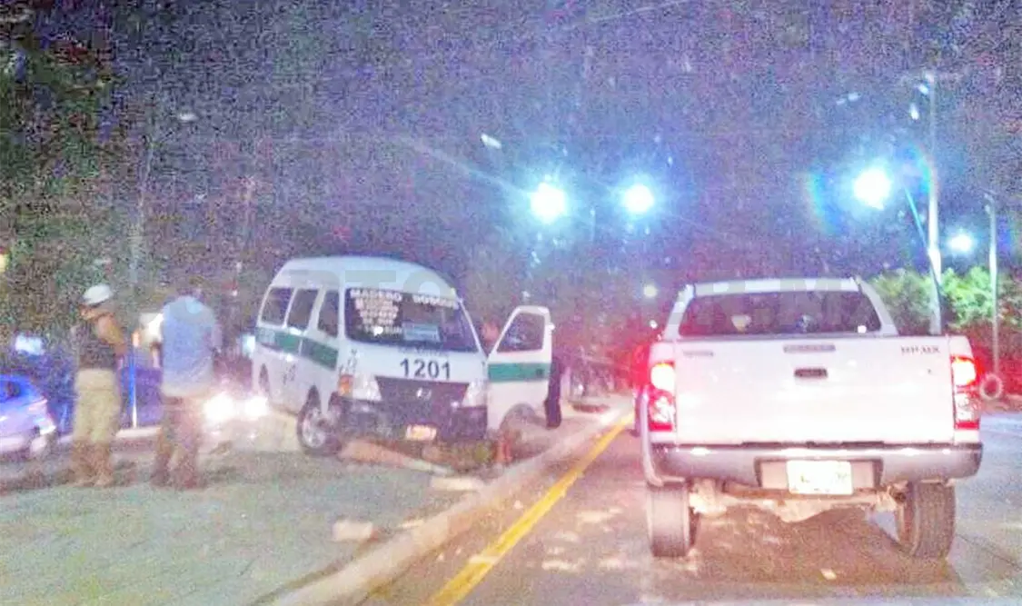 Colectivo encaramado sobre camellón