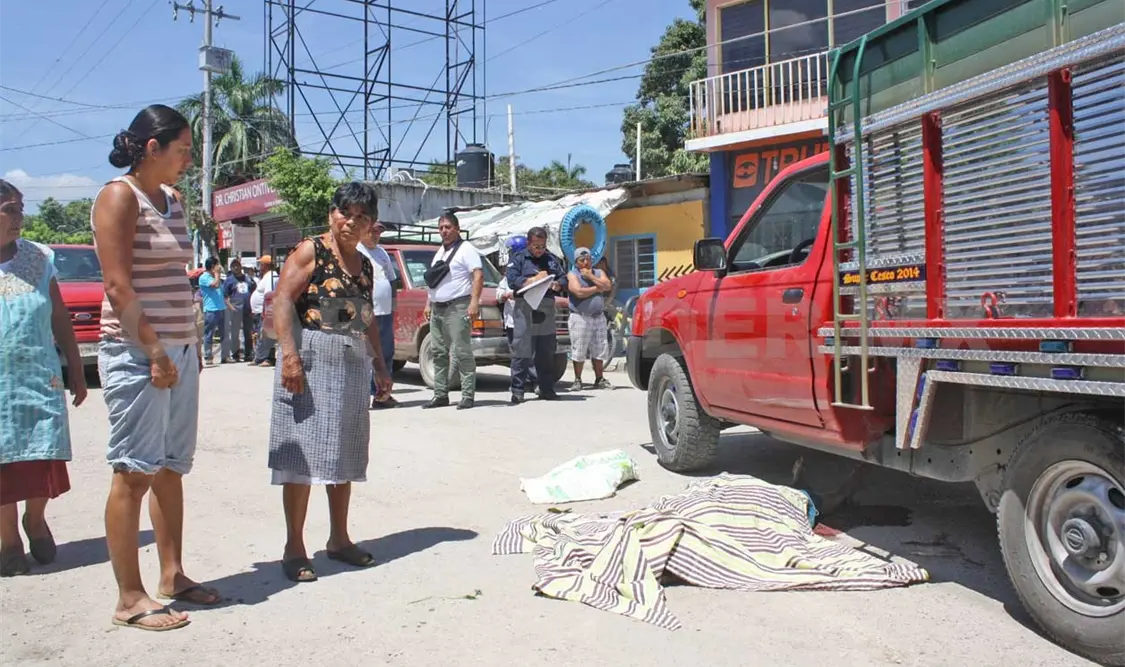 Auto atropella a dos mujeres; una muere