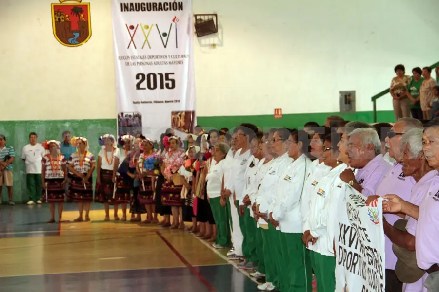 Las 250 personas de la tercera edad que competirán en una edición más de los Juegos Estatales, se dieron cita a la inauguración oficial de las actividades que arrancan este fin de semana. Cortesía