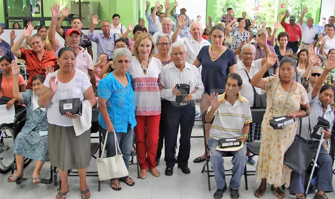 Entregan ayudas a personas con discapacidad