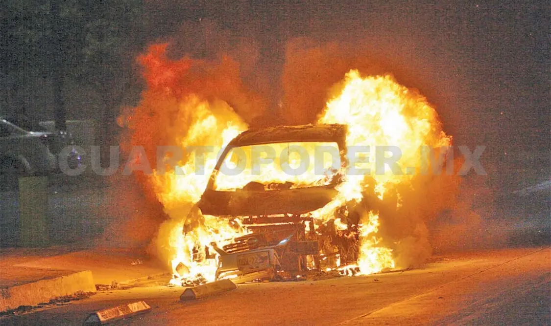 Vehículo de sacerdote se incendia en bulevar