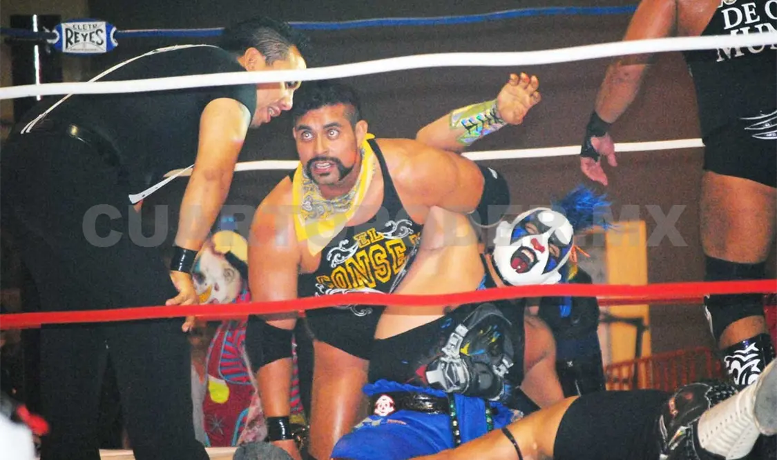 Cinturón, máscara y cabellera en juego