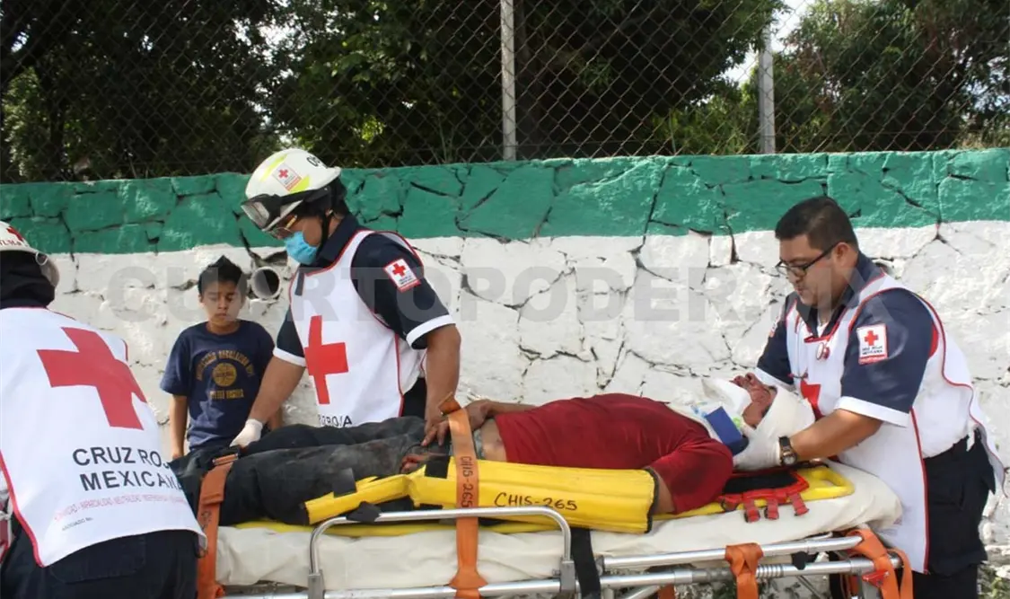 Motociclista sufre múltiples lesiones en accidente