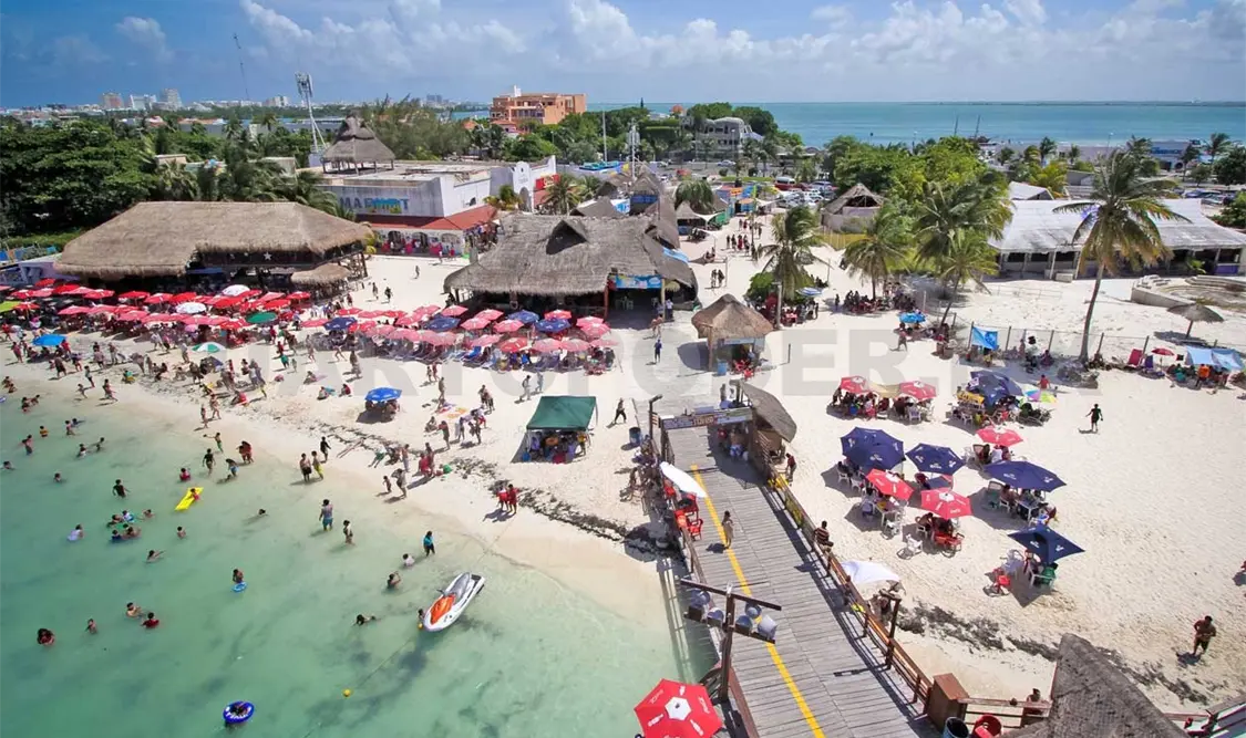 Vacacionistas disfrutan del Caribe Mexicano