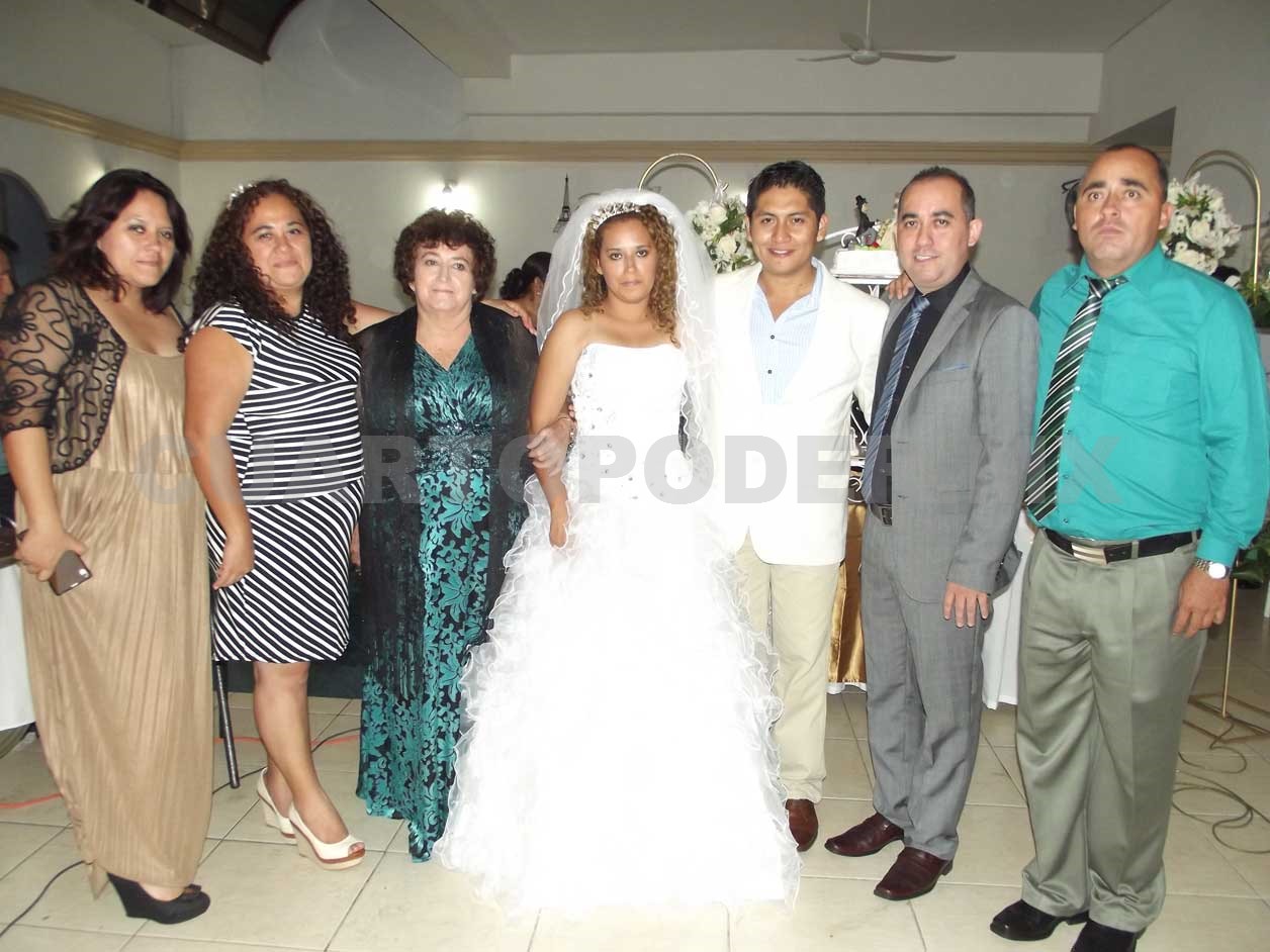 Feliz pareja se une en matrimonio