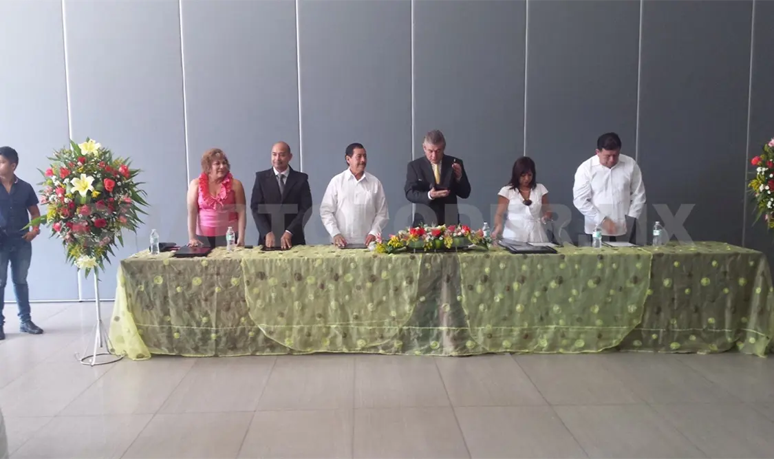 Entrega de documentación a egresados de la Escuela de Medicina Alternativa (EMA) en esta ciudad capital. Cortesía. CP