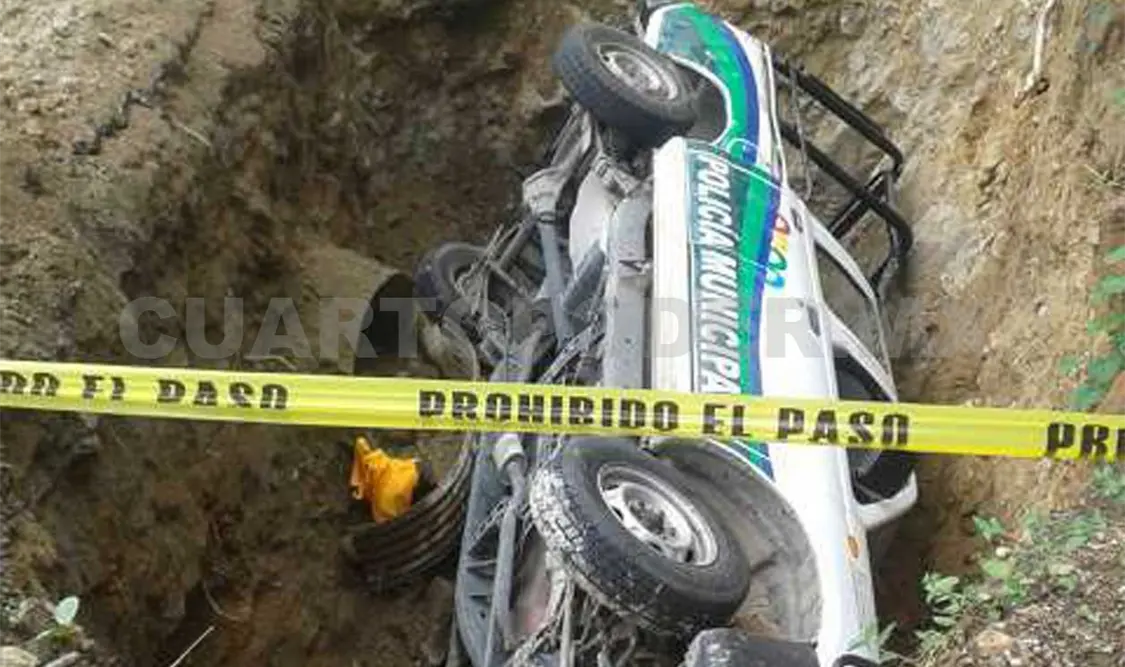 Cae patrulla en socavón; la dejan abandonada