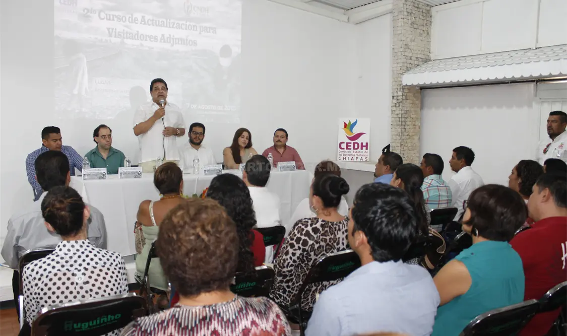 Juan Oscar Trinidad Palacios, titular de la CEDH en Chiapas, pide que la actualización sea una actividad constante en bien de todos los chiapanecos. Cortesía. CP