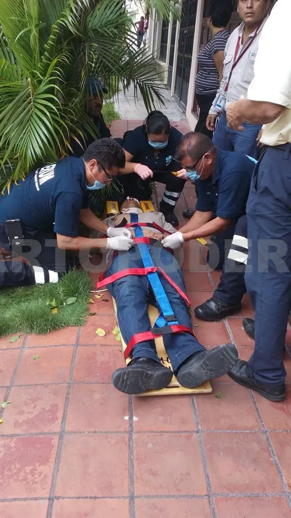 Efraín es auxiliado por paramédicos del ERUM. A. Alegría / CP