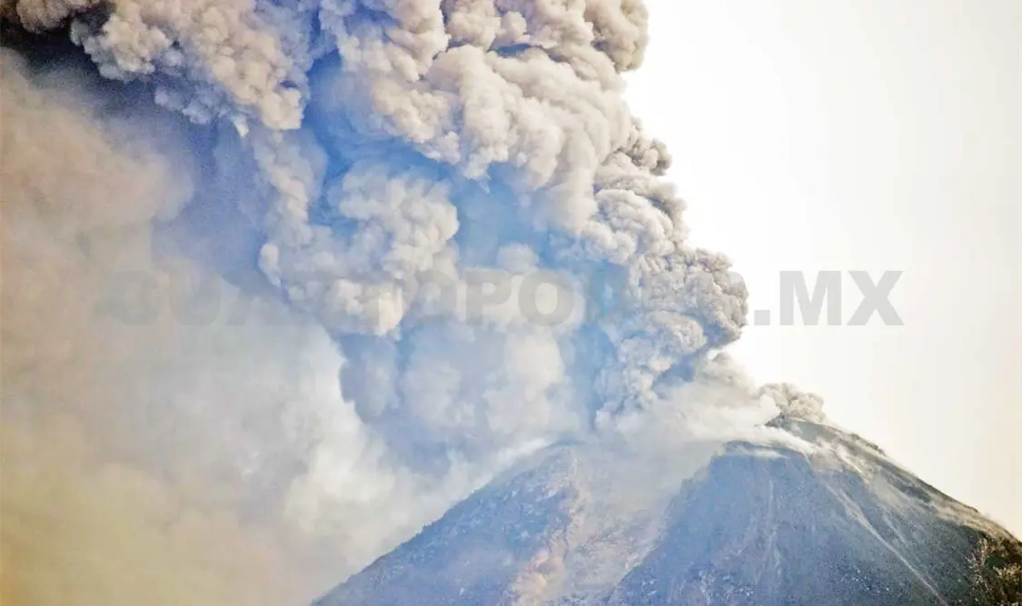 Crece cráter del Volcán de Colima