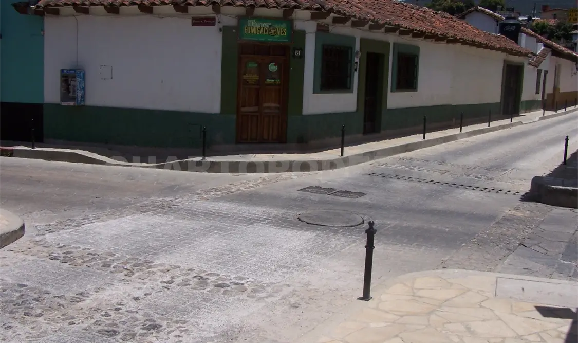 Se puede observar las franjas reductoras de velocidad en esquinas, perpendiculares a la vialidad vehicular. Cortesía