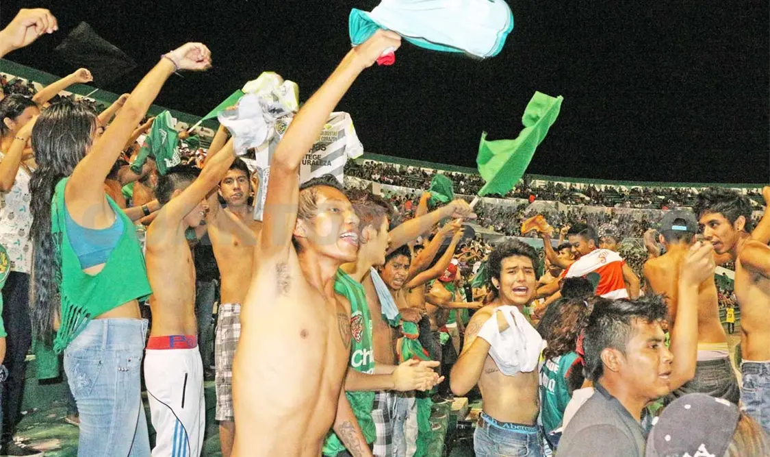Duelo de cánticos en las tribunas del Zoque