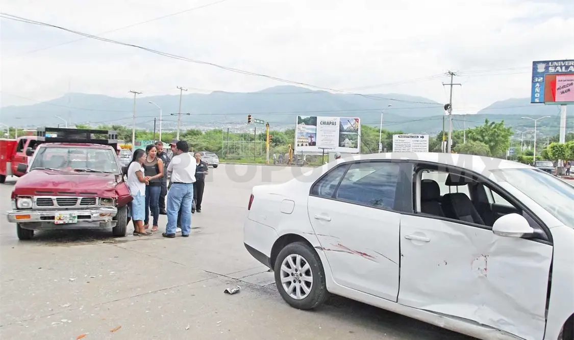 Familia golpeada en semaforazo