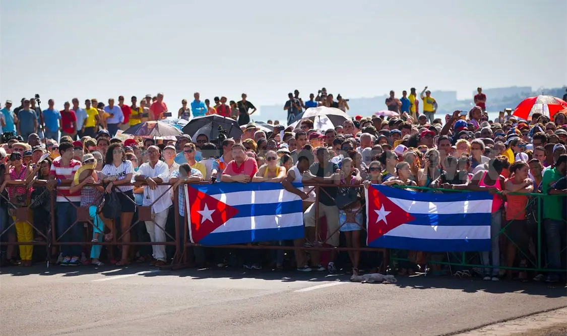 Bandera de Estados Unidos ondea en embajada de Cuba