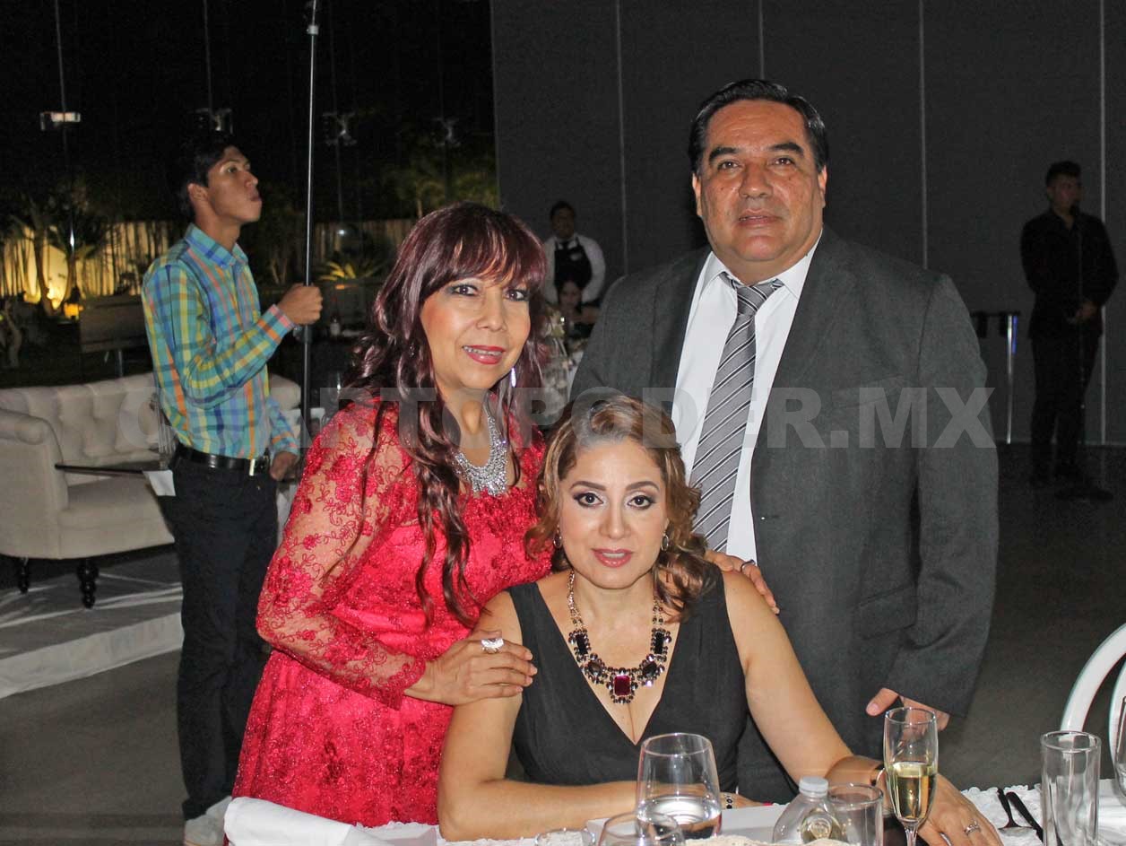 Feliz pareja se une en matrimonio