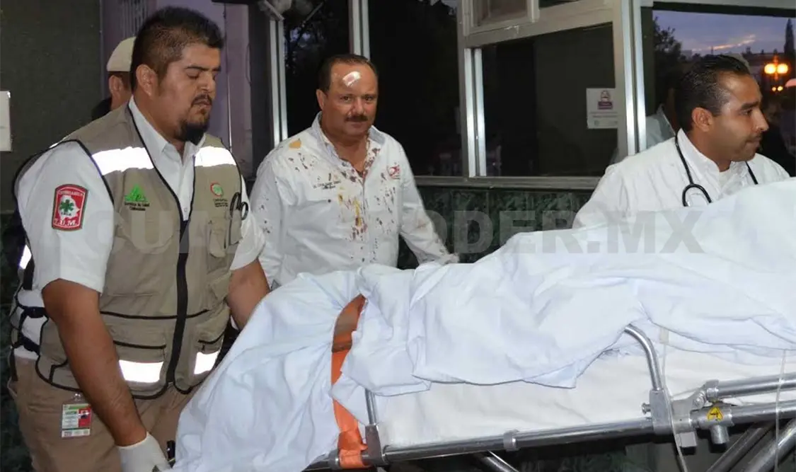 El gobernador César Duarte en el traslado de su esposa y Lolita Ayala tras el accidente. NTX