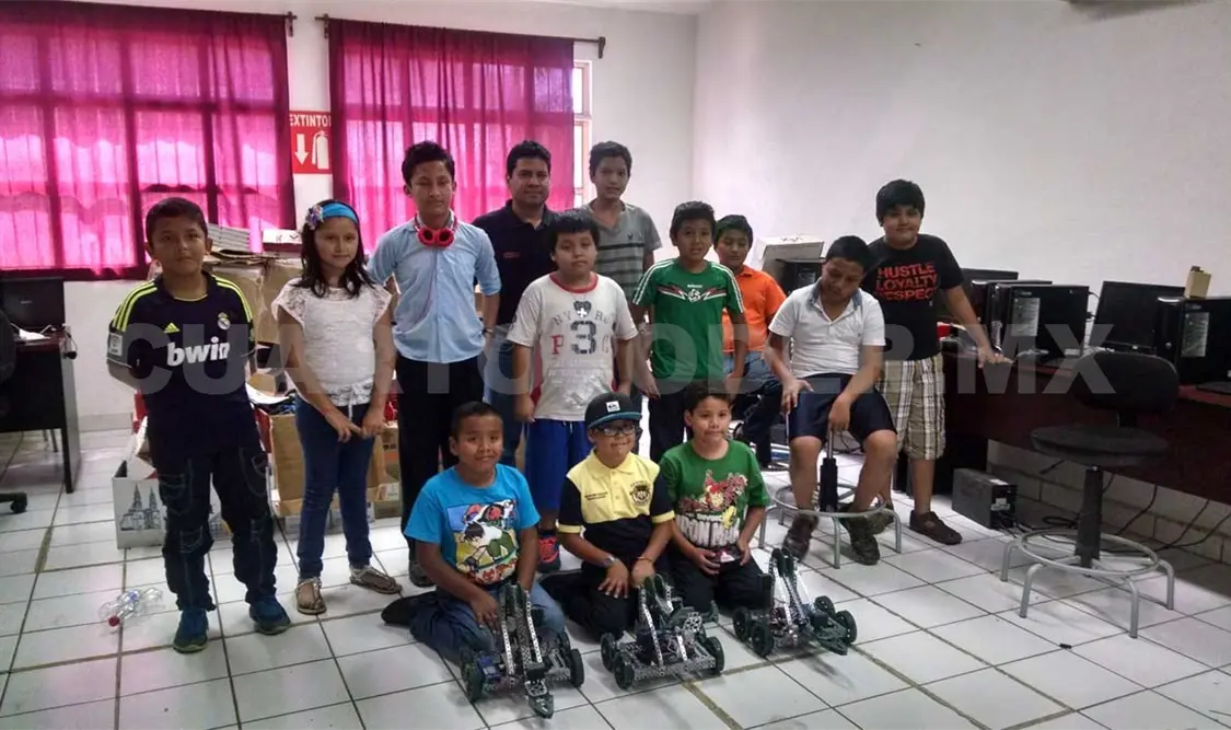 Los niños asistentes al curso con algunos de los proyectos realizados en el curso. CP