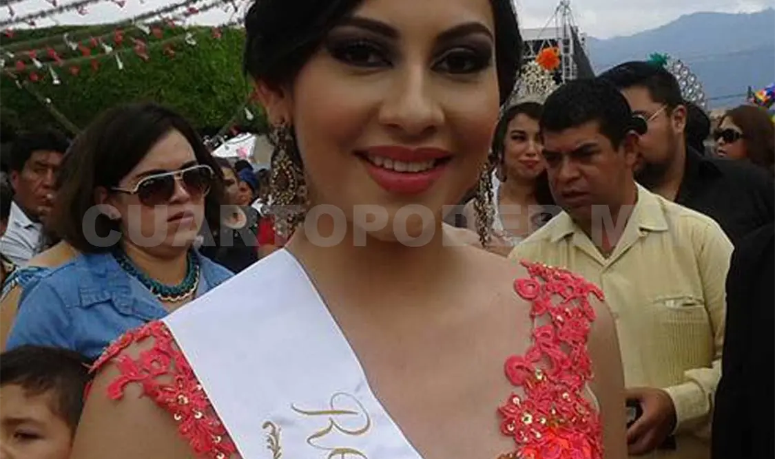 Coronan a la reina de la feria