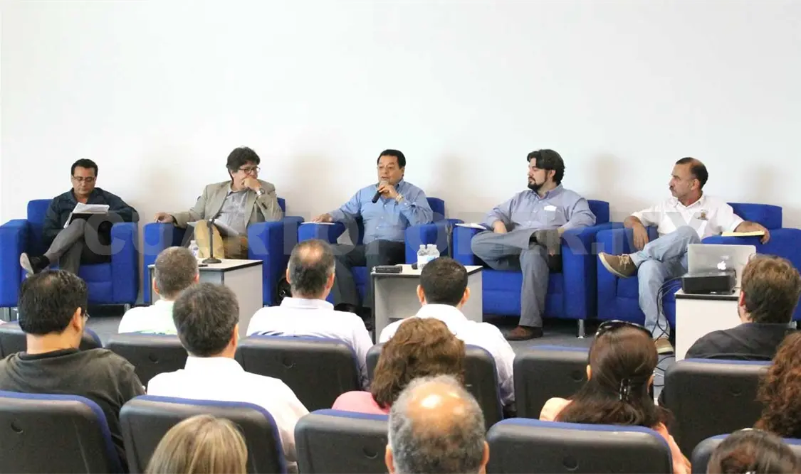 Durante el anuncio de la reunión de catedráticos de arte