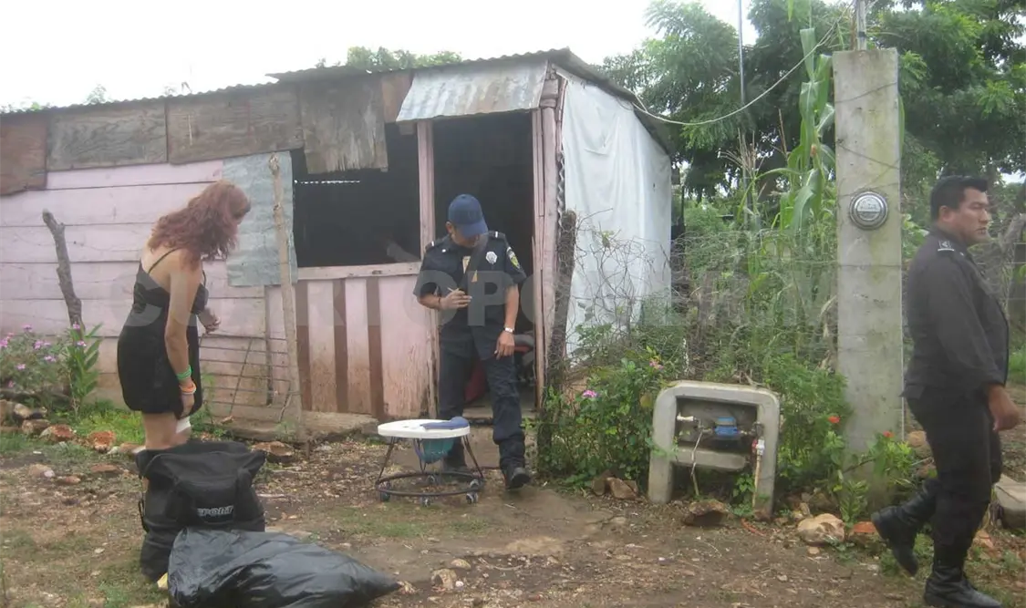 Policías auxiliaron a una mujer que iba ser macheteada por su esposo. A. Alegría / CP