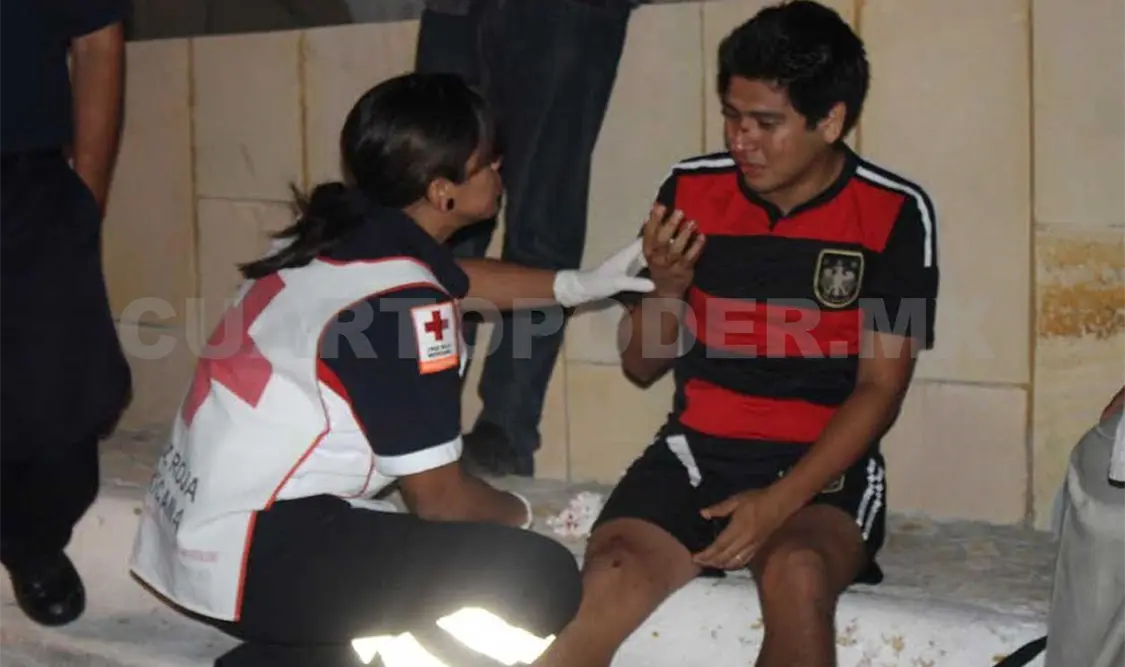 Dos personas resultaron lesionadas y fueron atendidas por paramédicos de la Cruz Roja Mexicana.