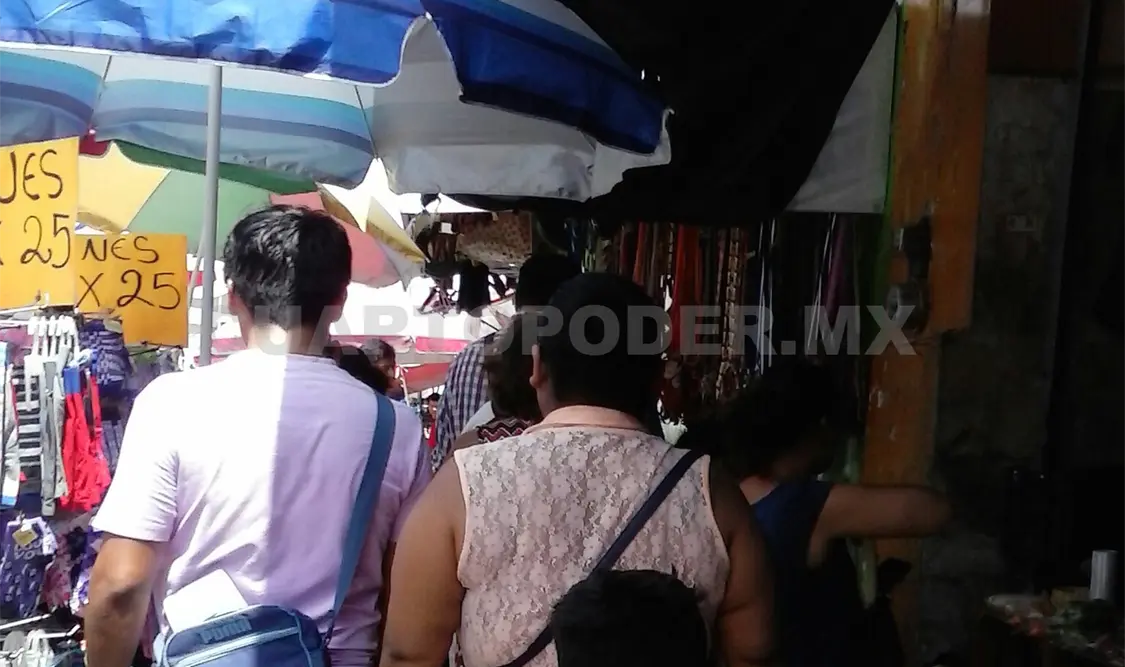 Ambulantaje y grandes almacenes compiten con el comercio establecido en ventas de artículos escolares, reclaman. Sergio Granda, CP